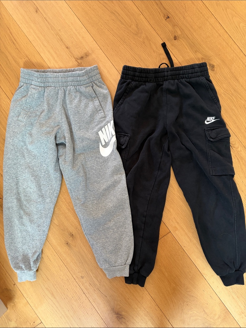 2 pairs of Nike youth sweatpants. Size medium.
Great used condition.